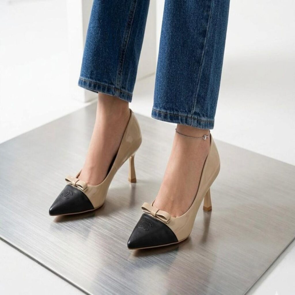 Heels two-tone pumps with bow detailing and a pointed toe